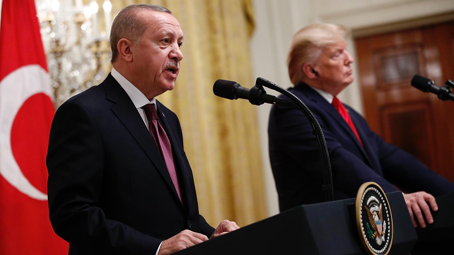 ABD Başkanı Donald Trump (sağda), 13 Kasım 2019 tarihinde Beyaz Saray'da Cumhurbaşkanı Recep Tayyip Erdoğan ile bir basın toplantısında görüntüleniyor.