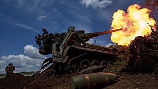 Soldados ucranianos disparam um obus contra posições russas na linha da frente no leste da Ucrânia, 24 de junho de 2024