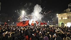Anhänger der linken Partei Vetevendosje! feiern nach den ersten Ergebnissen der Parlamentswahlen in Pristina, 10. Februar 2025