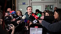 Albin Kurti składa oświadczenie po ogłoszeniu wyników wyborów parlamentarnych w Prisztinie w Kosowie, w niedzielę 9 lutego 2025 r