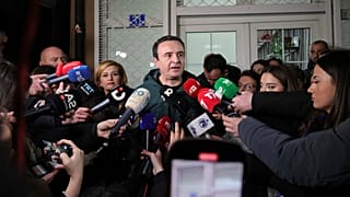 Albin Kurti składa oświadczenie po ogłoszeniu wyników wyborów parlamentarnych w Prisztinie w Kosowie, w niedzielę 9 lutego 2025 r