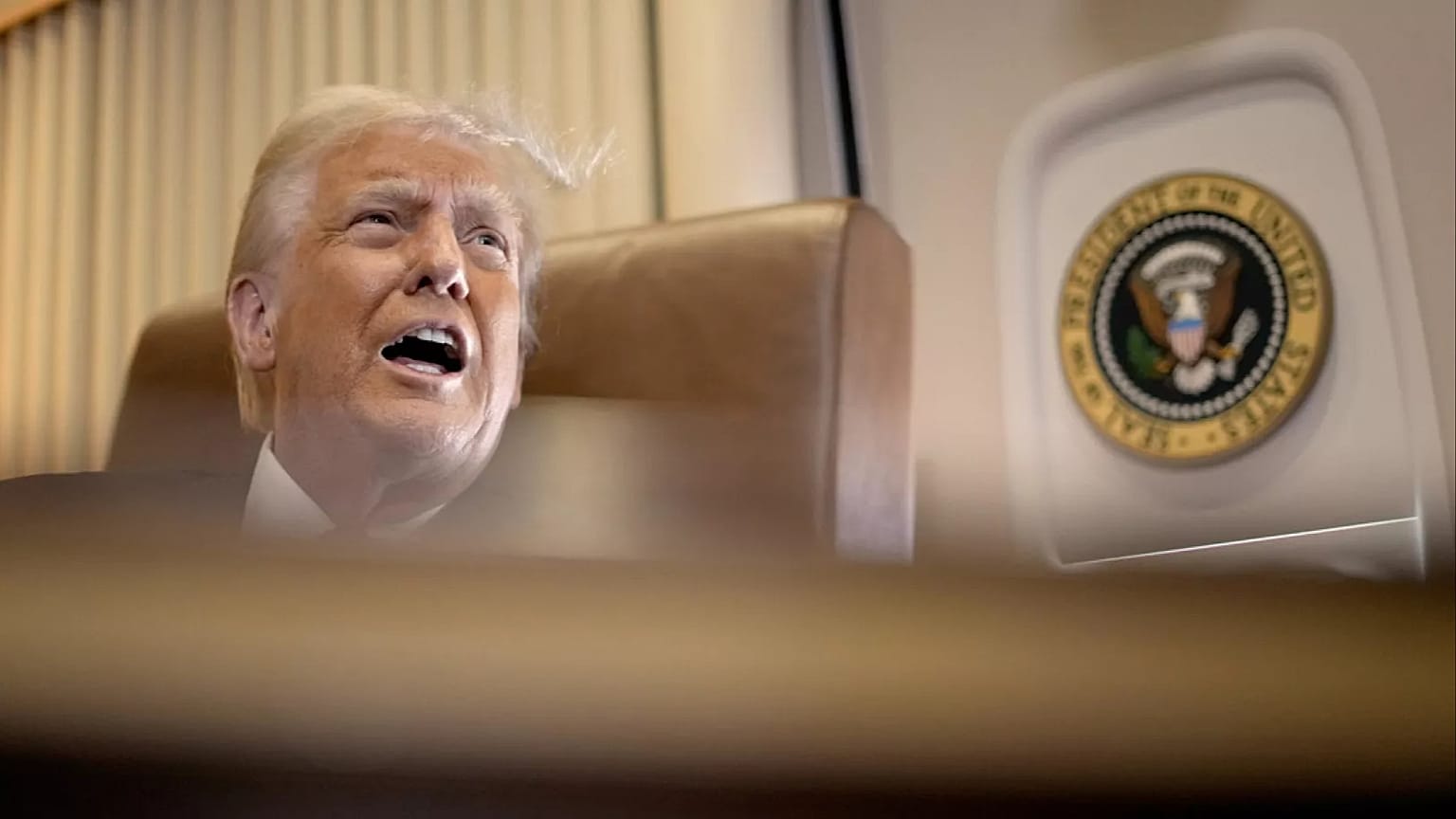 Başkan Donald Trump 9 Şubat 2025 Pazar günü West Palm Beach, Fla'dan New Orleans'a giderken Air Force One uçağında. 