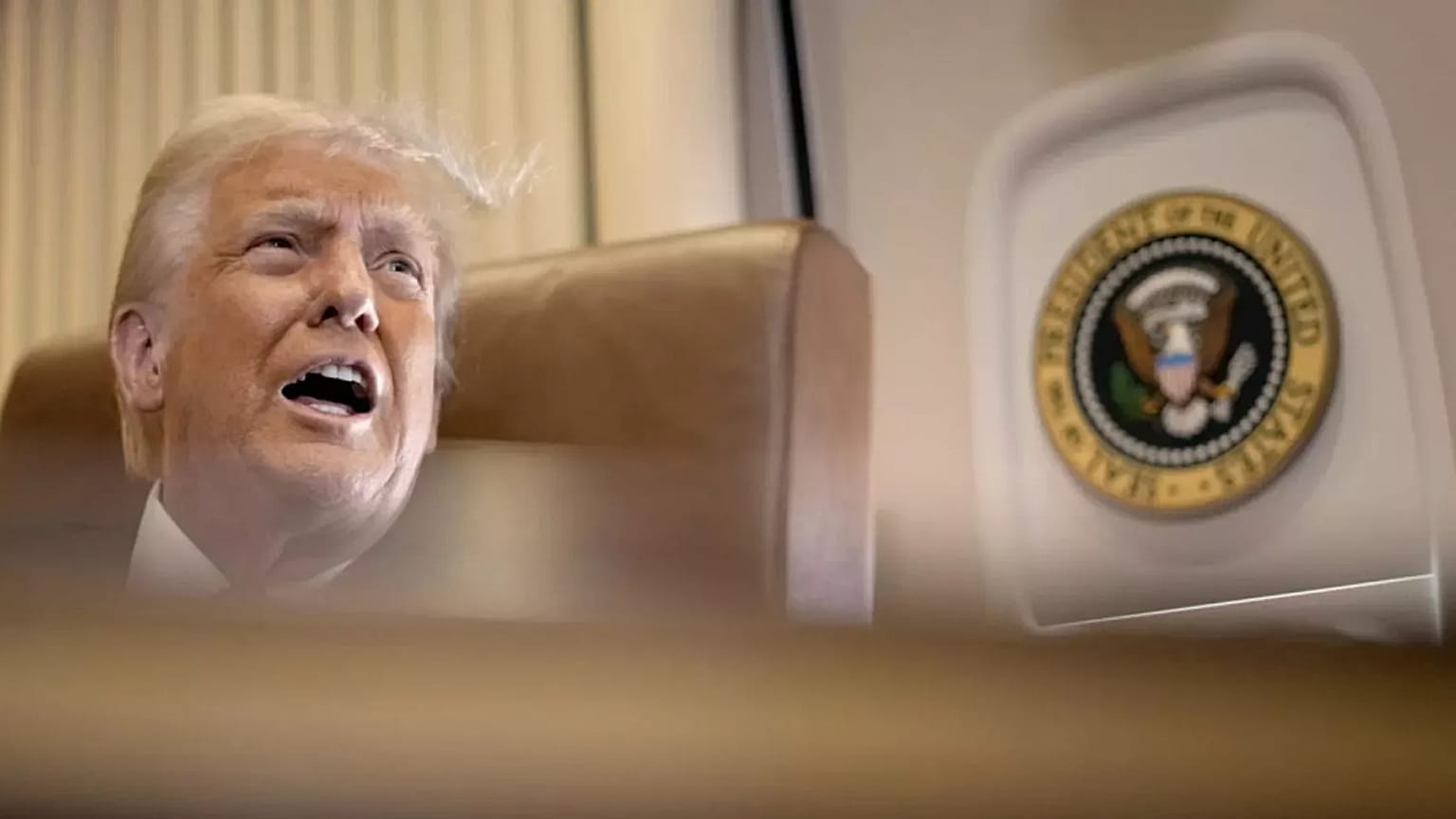 O Presidente Donald Trump a bordo do Air Force One durante a sua viagem de West Palm Beach, na Flórida, para Nova Orleães, no domingo, 9 de fevereiro de 2025. 