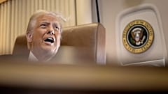 Başkan Donald Trump 9 Şubat 2025 Pazar günü West Palm Beach, Fla'dan New Orleans'a giderken Air Force One uçağında. 