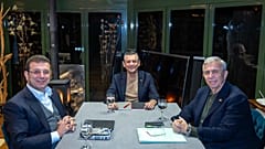 CHP lideri Özgür Özel, İBB Başkanı Ekrem İmamoğlu ve ABB Başkanı Mansur Yavaş ile Pazar akşam saatlerinde bir toplantı gerçekleştirdi.