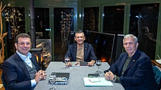 CHP lideri Özgür Özel, İBB Başkanı Ekrem İmamoğlu ve ABB Başkanı Mansur Yavaş ile Pazar akşam saatlerinde bir toplantı gerçekleştirdi.