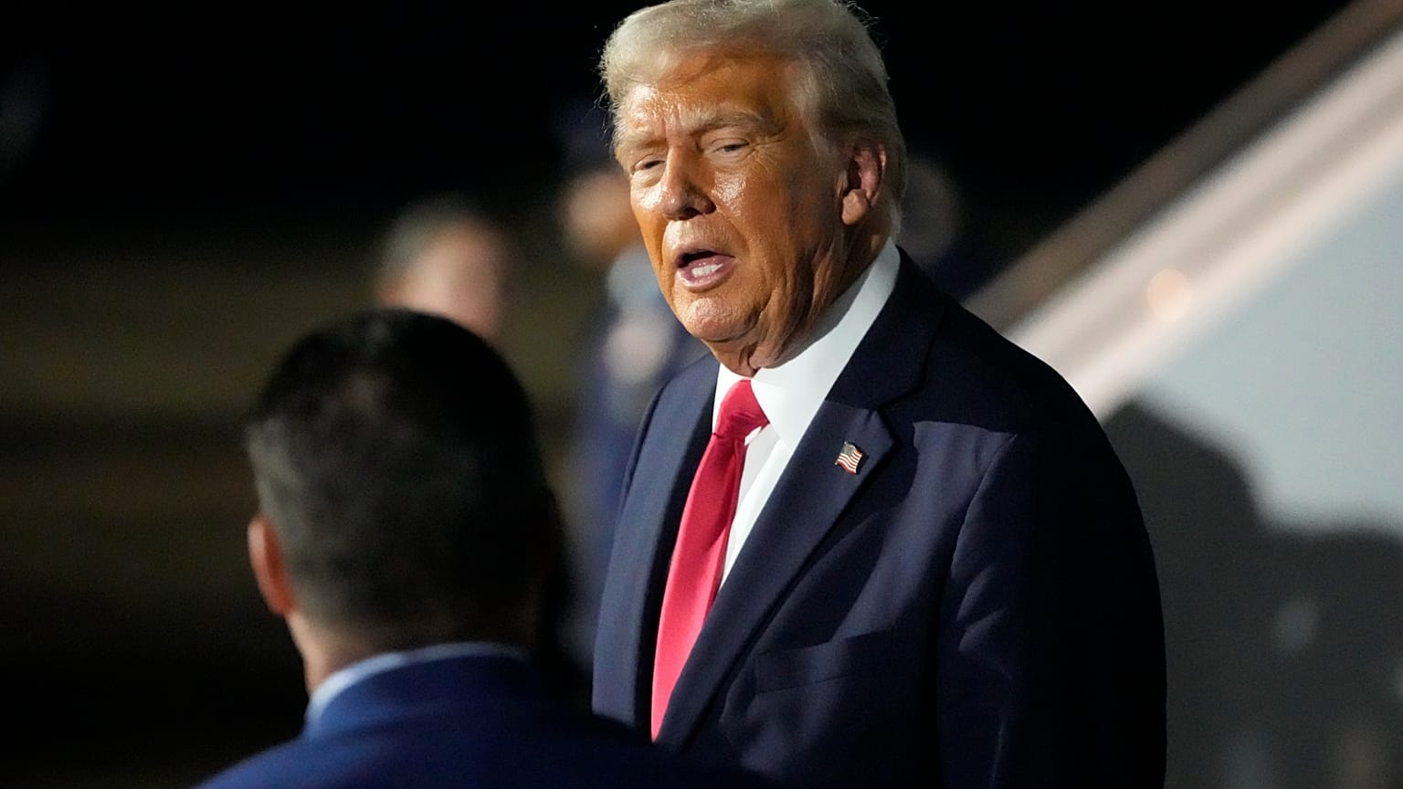 El presidente Donald Trump es fotografiado antes de abordar el Air Force One en la Estación Aérea Naval Base de Reserva Conjunta en Nueva Orleans, el domingo 9 de febrero de 2025. 