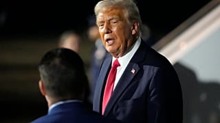 El presidente Donald Trump es fotografiado antes de abordar el Air Force One en la Estación Aérea Naval Base de Reserva Conjunta en Nueva Orleans, el domingo 9 de febrero de 2025.