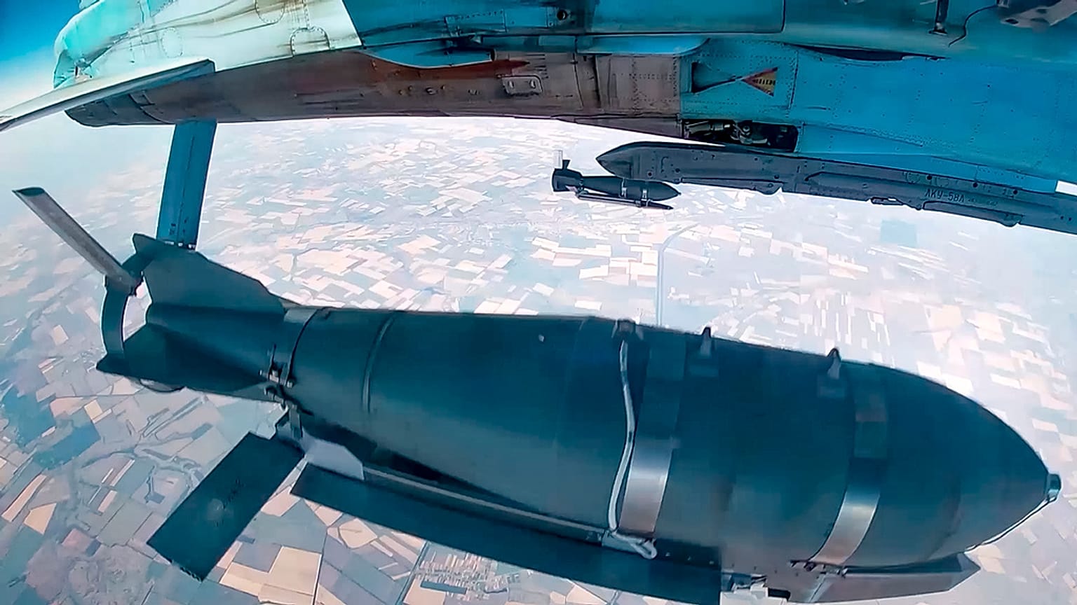 Un aereo militare russo sgancia una bomba di pianificazione sul territorio ucraino, agosto 2021. 