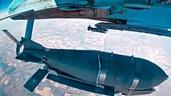 Ein russisches Militärflugzeug wirft eine Planungsbombe auf ukrainisches Gebiet ab, August 2021. 