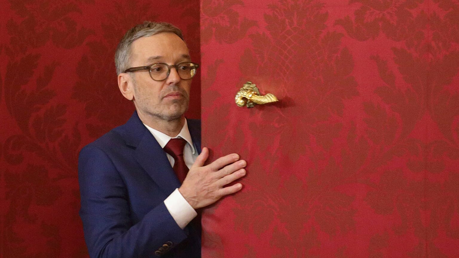 El líder del Partido de la Libertad de Austria, Herbert Kickl, abandona la oficina presidencial, en Viena, Austria, el lunes 6 de enero de 2025.