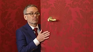 El líder del Partido de la Libertad de Austria, Herbert Kickl, abandona la oficina presidencial, en Viena, Austria, el lunes 6 de enero de 2025.