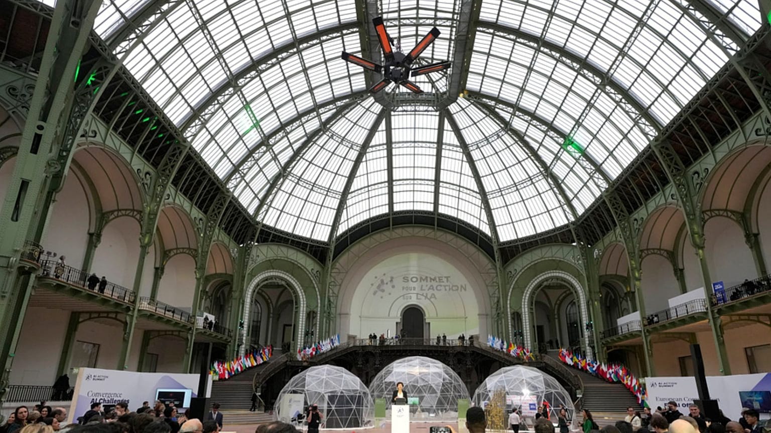 İnsanlar, Paris'teki Grand Palais'de düzenlenen Yapay Zeka Eylem Zirvesi'nin açılış töreninde, 10 Şubat 2025