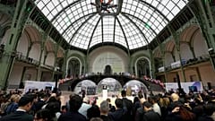 Público assiste à cerimónia de abertura da Cimeira de Ação sobre Inteligência Artificial no Grand Palais, em Paris.