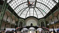 İnsanlar, Paris'teki Grand Palais'de düzenlenen Yapay Zeka Eylem Zirvesi'nin açılış töreninde, 10 Şubat 2025