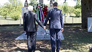 Il presidente sloveno Borut Pahor e Sergio Mattarella si tengono per mano a Basovizza, il 13 luglio 2020, in una cerimonia in ricordo delle vittime delle foibe