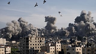 دخان يتصاعد بعد تفجير  الجيش الإسرائيلي لبيوت في مخيم جنين للاجئين بالضفة الغربية، الأحد، 2 فبراير 2025