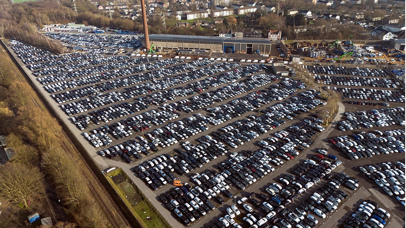 Los coches nuevos alemanes se almacenan en un centro logístico de Essen. 