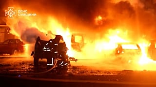 İtfaiyeciler 10.02.2025 tarihinde Ukrayna'nın Soumy kentinde Rus insansız hava aracının saldırısının ardından çıkan yangını söndürdü