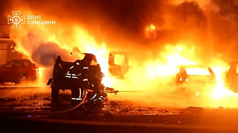 İtfaiyeciler 10.02.2025 tarihinde Ukrayna'nın Soumy kentinde Rus insansız hava aracının saldırısının ardından çıkan yangını söndürdü