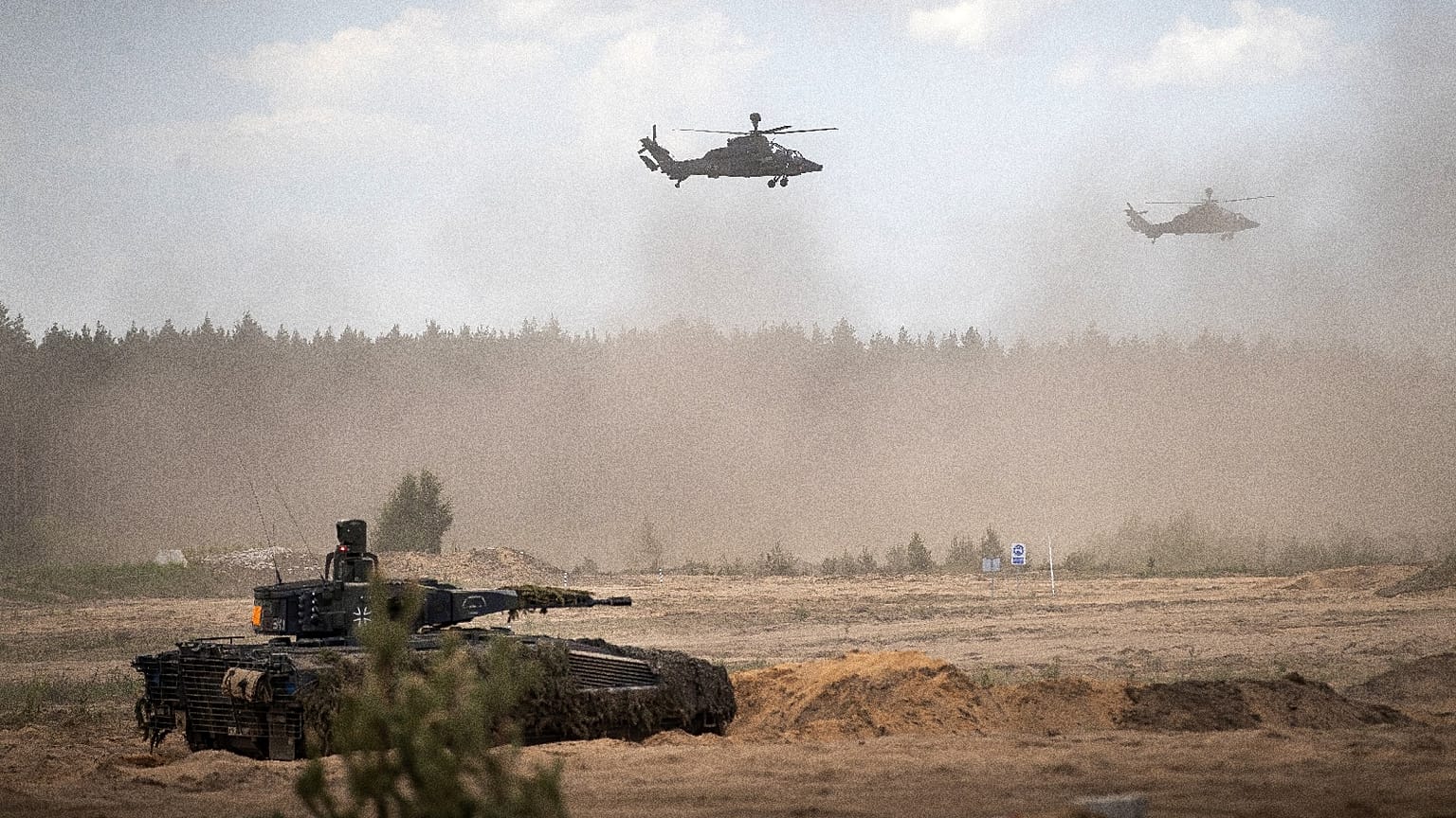 Tanklar ve helikopterler 29 Mayıs 2024 tarihinde Pabrade'deki bir eğitim alanında Litvanya-Alman tümen düzeyinde uluslararası askeri tatbikat 'Grand Quadriga 2024'e katılıyor.