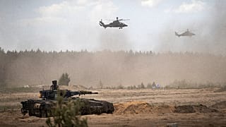 Tanklar ve helikopterler 29 Mayıs 2024 tarihinde Pabrade'deki bir eğitim alanında Litvanya-Alman tümen düzeyinde uluslararası askeri tatbikat 'Grand Quadriga 2024'e katılıyor.