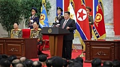 Kuzey Kore lideri Kim Jong-un, 8 Şubat 2025 tarihinde Pyongyang'daki savunma bakanlığında Kore Halk Ordusu'nun 77. kuruluş yıldönümü münasebetiyle bir konuşma yaptı.