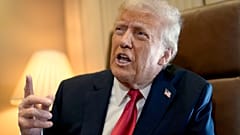 Prezydent Donald Trump rozmawia z reporterami na pokładzie Air Force One