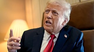 Prezydent Donald Trump rozmawia z reporterami na pokładzie Air Force One