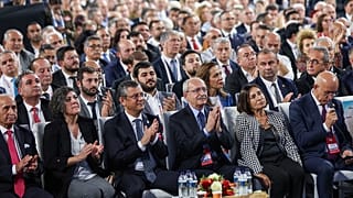 CHP'nin 2023 Kasım ayındaki 38. Kurultayı'nda Özgür Özel 812 oy alarak CHP Genel Başkanı seçilmiş, Kemal Kılıçdaroğlu ise 536 oy almıştı. / CHP 38. Kurultayı