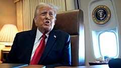الرئيس دونالد ترامب يتحدث إلى الصحفيين على متن طائرة الرئاسة الأحد 9 فبراير/شباط 2025. 