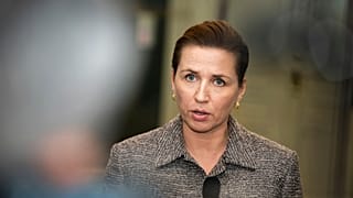 A primeira-ministra dinamarquesa Mette Frederiksen fala após uma reunião com os líderes partidários sobre a Gronelândia, no gabinete da primeira-ministra em Christiansborg, Copenhaga.