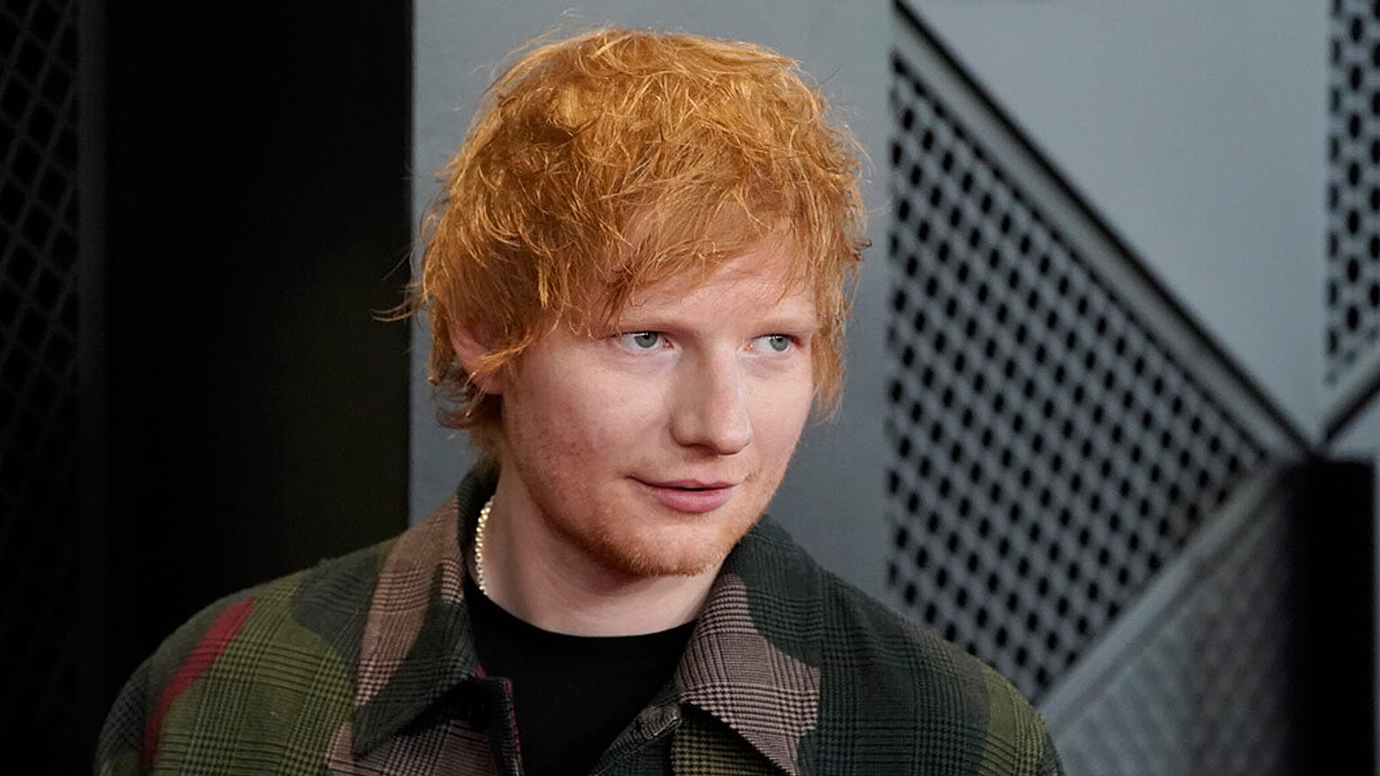 ARCHIVO: Ed Sheeran llega a la 66 edición de los premios Grammy el domingo 4 de febrero de 2024, en Los Ángeles, Estados Unidos.