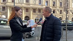 Giorgia Orlandi, corresponsal en Italia, entrevistando a un señor en las calles de Roma sobre las elecciones en Alemania