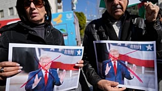 Palestinianos carregam fotografias desfiguradas do Presidente dos EUA, Donald Trump, enquanto protestam contra as suas declarações sobre a transferência de palestinianos de Gaza, 29 de janeiro de 2025.