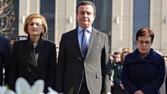 Mimoza Kusari-Lila, links, Vorsitzende der Fraktion Vetevendosje! Parlamentsfraktion, Kosovos Premierminister Albin Kurti und Donika Gervalla-Schwarz, Kosovos Außenministerin, 10. Februar 2025