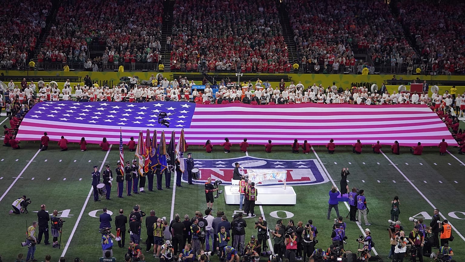 Philadelphia Eagles ve Kansas City Chiefs arasında oynanan NFL Super Bowl 59 futbol maçı öncesi açılış seremonisi.