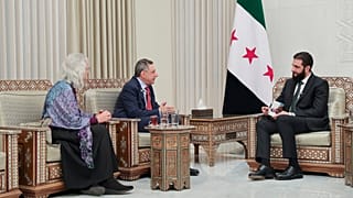  الرئيس السوري الإنتقالي أحمد الشرع، يلتقي ديبرا تايس، والدة الصحفي الأمريكي أوستن تايس، الذي فُقد في سوريا في عام 2012، إلى اليسار في دمشق، سوريا، الاثنين، 20 يناير 2025