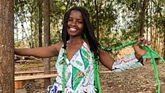 A queniana Truphena Muthoni tenta bater o recorde mundial da maratona de abraçar árvores