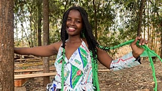 A queniana Truphena Muthoni tenta bater o recorde mundial da maratona de abraçar árvores