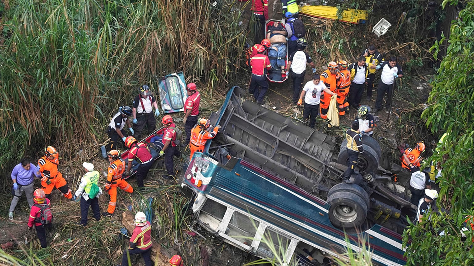 رجال الإطفاء يعملون في موقع حادث تحطم حافلة مميتة بعد سقوطها من على جسر في ضواحي مدينة غواتيمالا، الاثنين 10 فبراير/شباط 2025