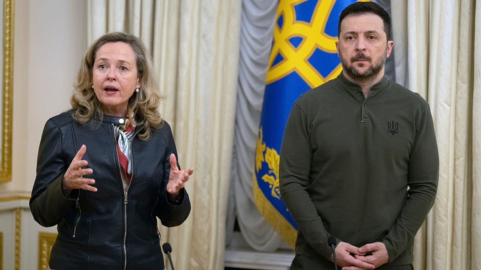 Nadia Calvino, présidente de la Banque européenne d'investissement, et Volodymyr Zelenskyy, président de l'Ukraine, participent à une réunion d'information à Kiev (Ukraine), le lundi 10 février 2025.
