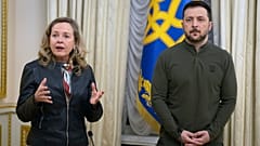 Die Präsidentin der Europäischen Investitionsbank Nadia Calvino und der ukrainische Präsident Volodymyr Zelenskyy bei einem Briefing in Kiew, Ukraine, Montag, 10. Februar 2025.