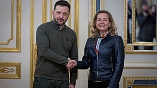 Глава Европейского инвестиционного банка Надя Кальвиньо и президент Украины Владимир Зеленский во время брифинга в Киеве, Украина, 10 февраля 2025 г.