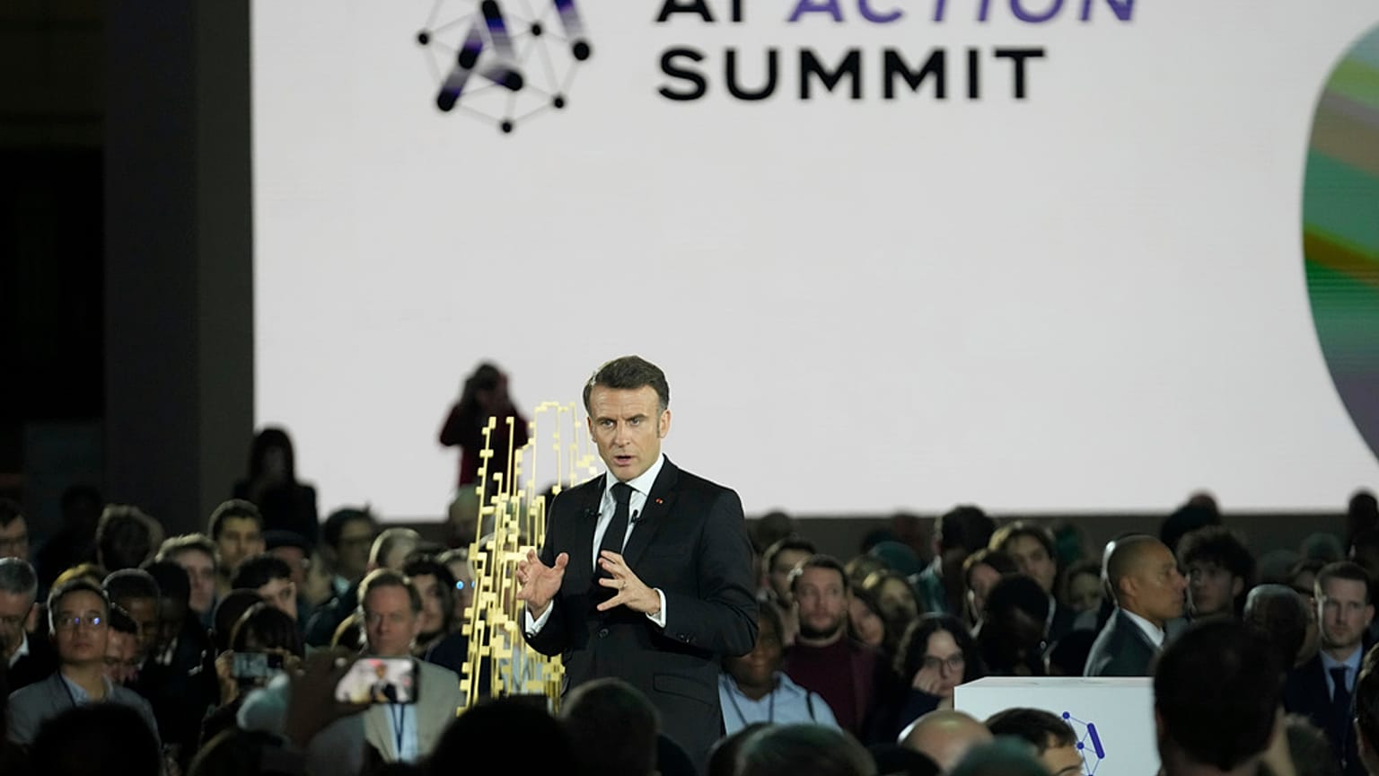 El presidente francés Emmanuel Macron habla durante la Cumbre de Acción sobre Inteligencia Artificial en el Grand Palais de París, el lunes 10 de febrero de 2025.