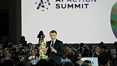 Der französische Präsident Emmanuel Macron spricht während des Aktionsgipfels für künstliche Intelligenz im Grand Palais in Paris, Montag, 10. Februar 2025.