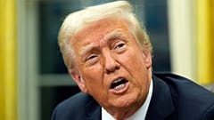 Präsident Donald Trump spricht mit Reportern, während er im Oval Office im Weißen Haus am Montag, 10. Februar 2025, in Washington Durchführungsverordnungen unterzeichnet.