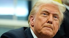 Le président Donald Trump s'adresse aux journalistes alors qu'il signe des décrets dans le bureau ovale de la Maison Blanche, lundi 10 février 2025, à Washington.