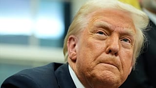 Le président Donald Trump s'adresse aux journalistes alors qu'il signe des décrets dans le bureau ovale de la Maison Blanche, lundi 10 février 2025, à Washington.