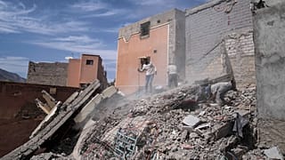 أشخاص يبحثون وسط الأنقاض عن ما هو قابل للاستخدام بعد الزلزال المدمر الذي ضرب أمزميز، خارج مراكش، الجمعة 6 أكتوبر 2023.